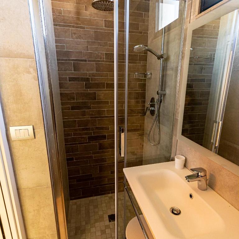 Hotel Monica - Deluxe Double or Twin Room with Balcony - 9