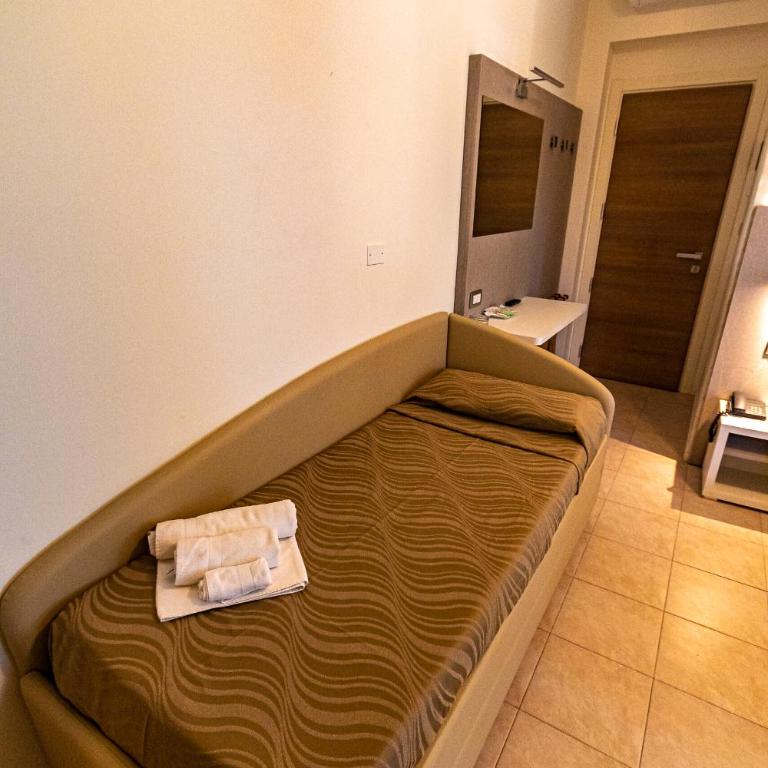 Hotel Monica - Triple Room with Balcony - 3
