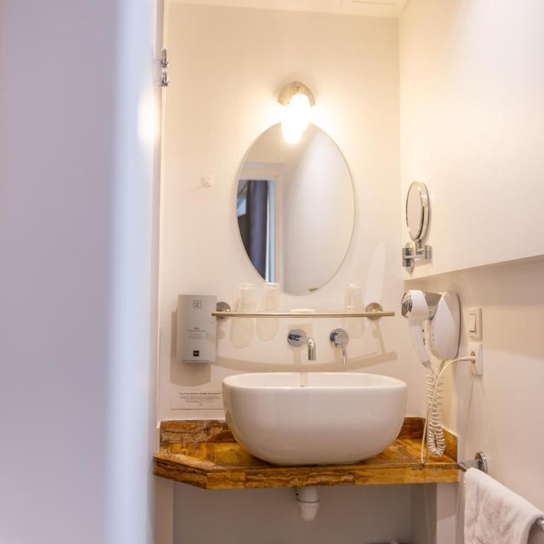 Logis - Hotel De La Mairie - Chambre Double ou Lits Jumeaux - 5