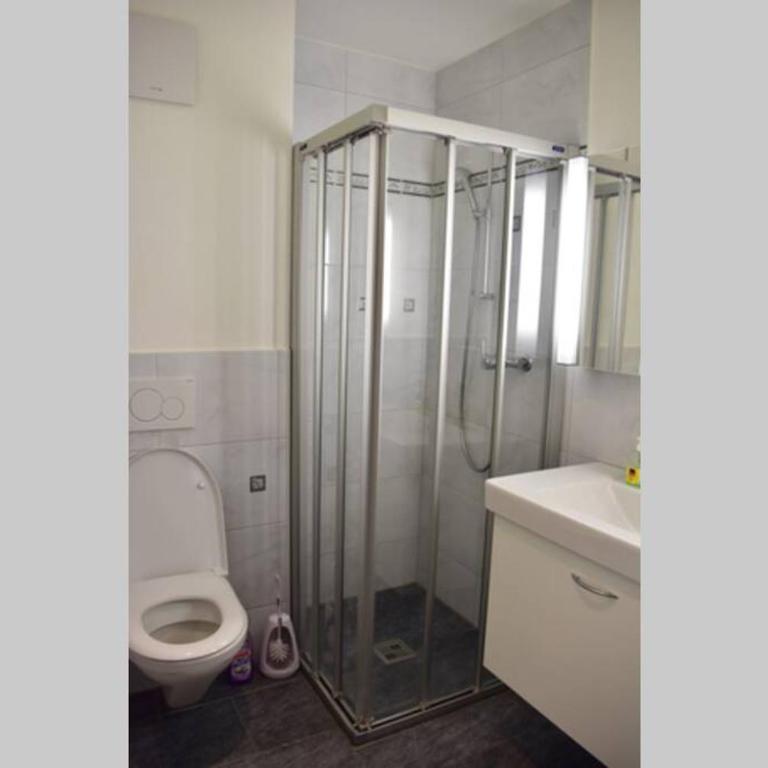 Modern Apartment 모던 펜션 - Three-Bedroom Apartment - 13