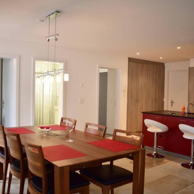 Modern Apartment 모던 펜션 - Three-Bedroom Apartment - 2