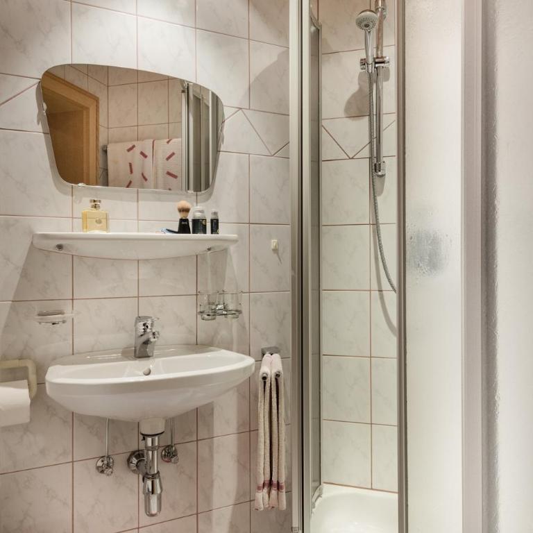 Gästehaus Gratz - inklusive Eintritt in die Alpentherme - Doppelzimmer mit Balkon - 2