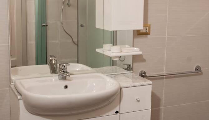 Villa Zara - Twin Room with Shared Toilet - 5
