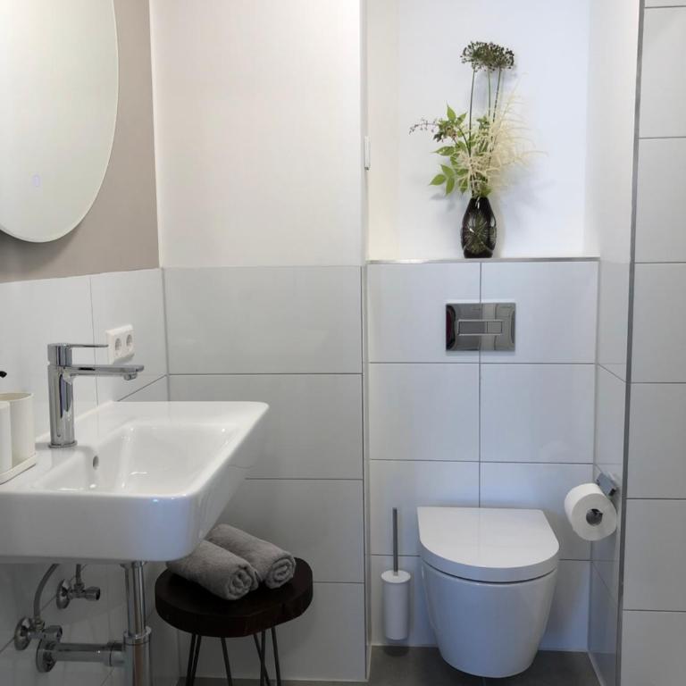 urbanAPARTMENTS Memmingen - mit Küche & Parkplatz - Apartment mit 2 Schlafzimmern und Gartenblick - 5