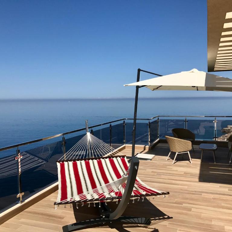 Royal Bay - King Suite with Spa Bath - 2