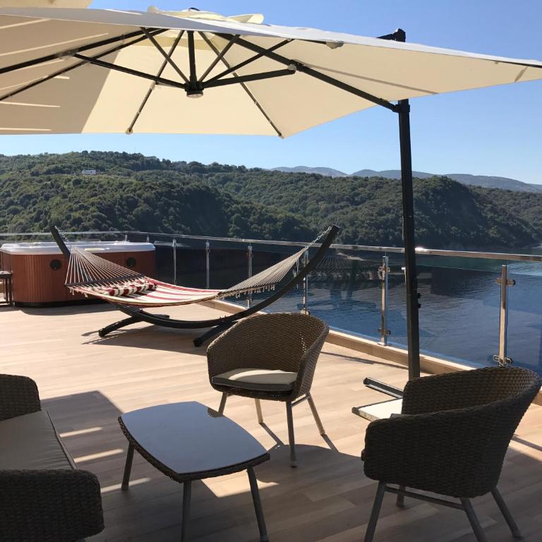 Royal Bay - King Suite with Spa Bath - 3