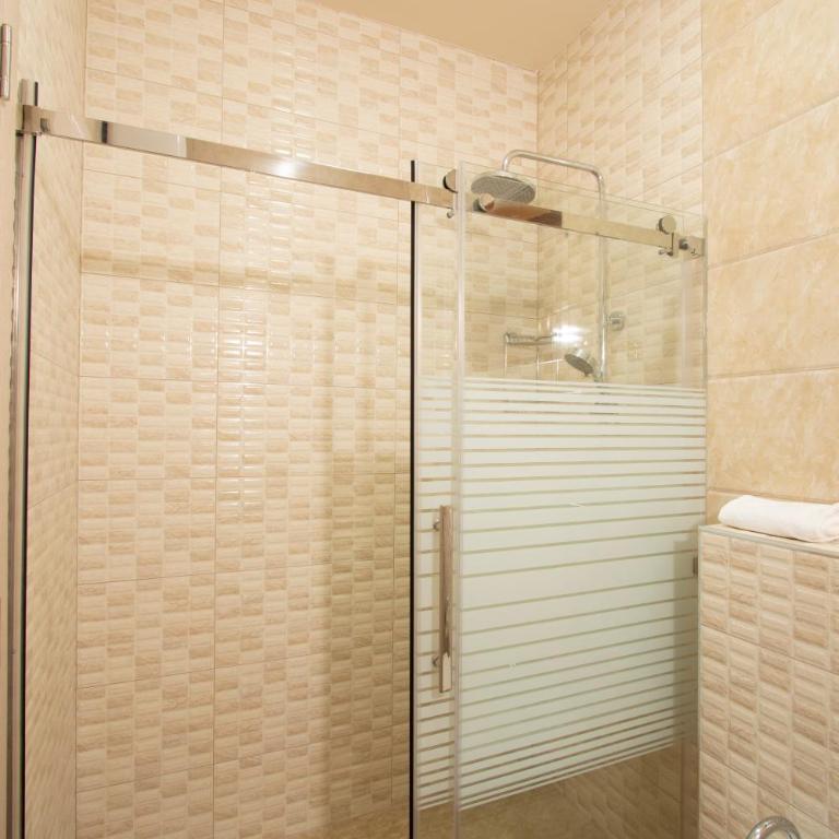 Royal Bay - King Suite with Spa Bath - 9