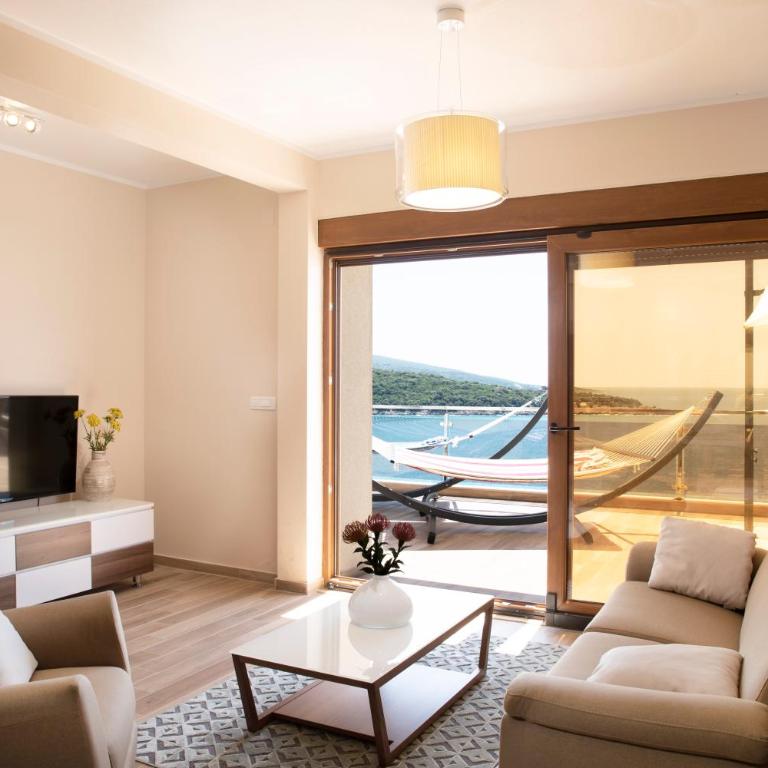 Royal Bay - King Suite with Spa Bath - 6