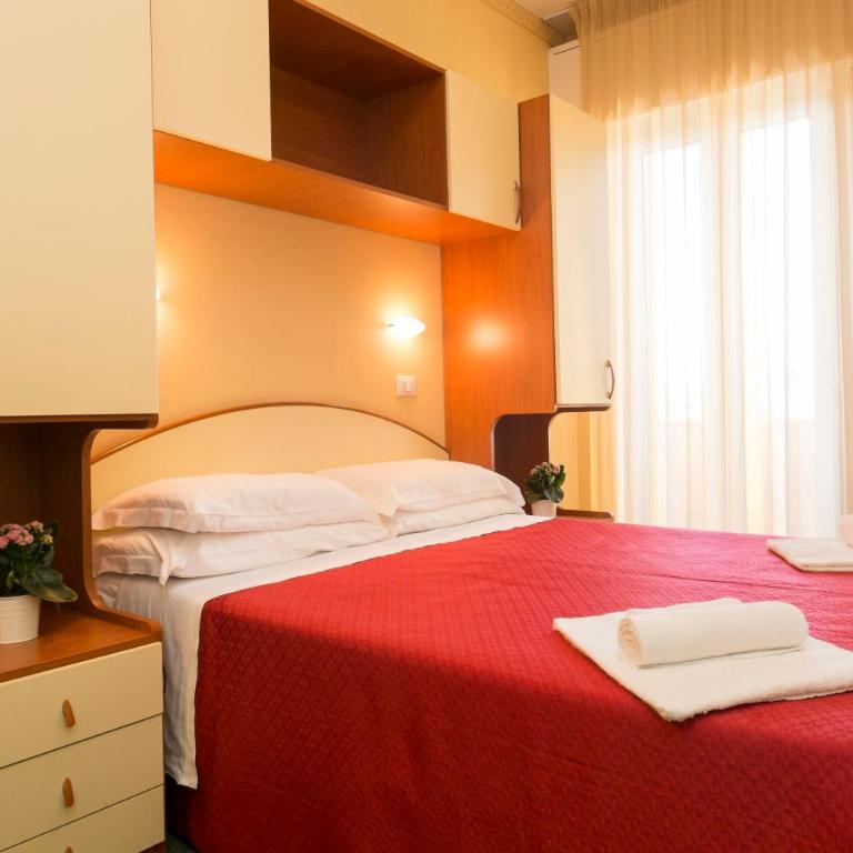 Hotel Crosal - Camera Matrimoniale con Vista Mare Parziale - 12