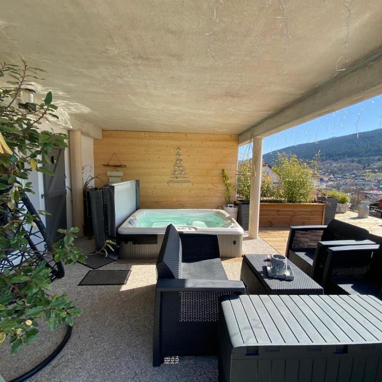 AU NID COSY D'ISA A GERARDMER VOSGES - Spas privatifs - Chambre Double avec Terrasse et Jacuzzi Privé - 7