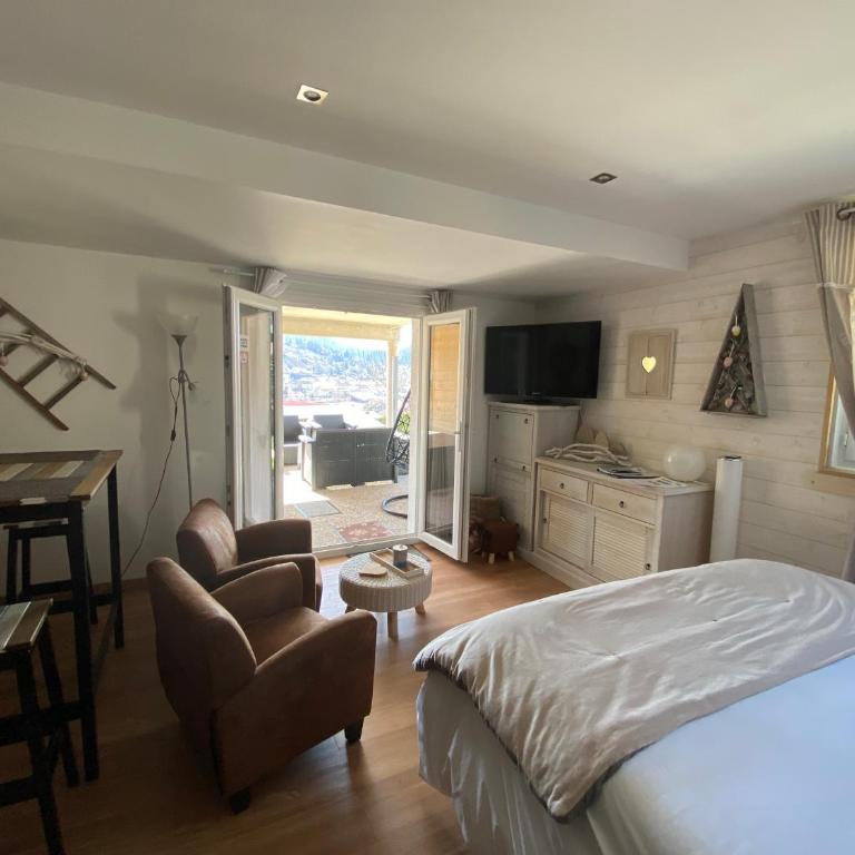 AU NID COSY D'ISA A GERARDMER VOSGES - Spas privatifs - Chambre Double avec Terrasse et Jacuzzi Privé - 3