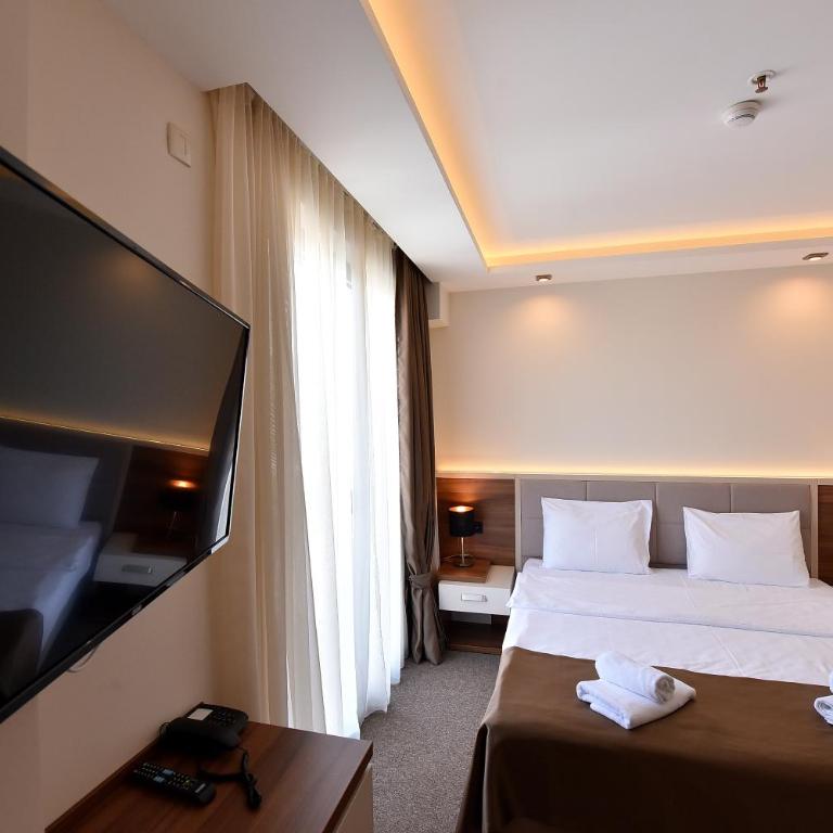 Hotel Lazaro - Standard Queen Room - 6