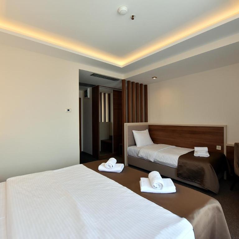 Hotel Lazaro - Standard Queen Room - 7