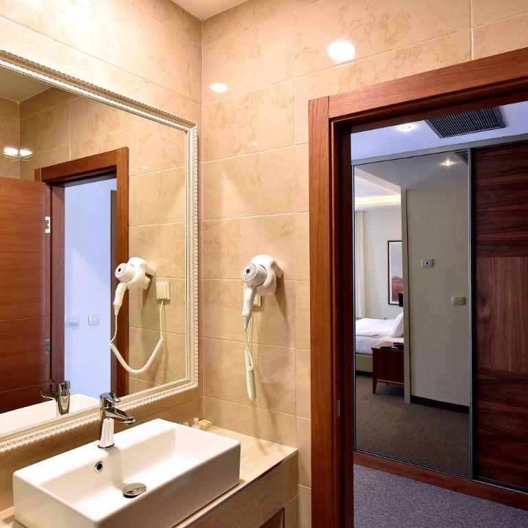 Hotel Lazaro - Deluxe Single Room - 11