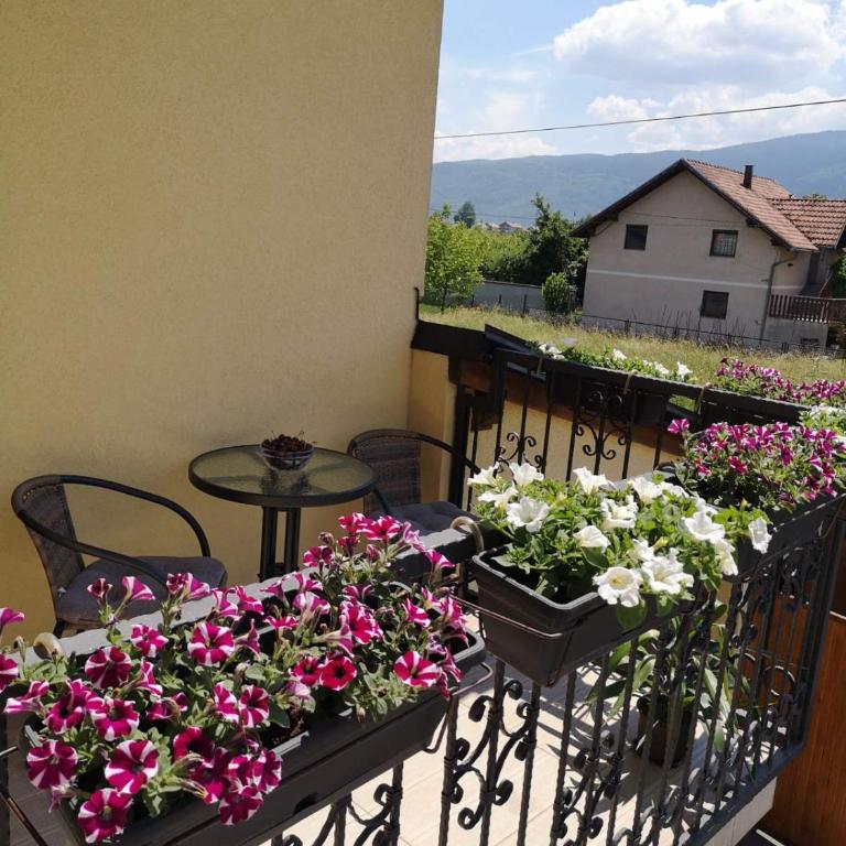 Rooms Delux Sarajevo - Dvokrevetna Soba sa Bračnim Krevetom i Balkonom (2 Odrasle Osobe + 1 Dete) - 36