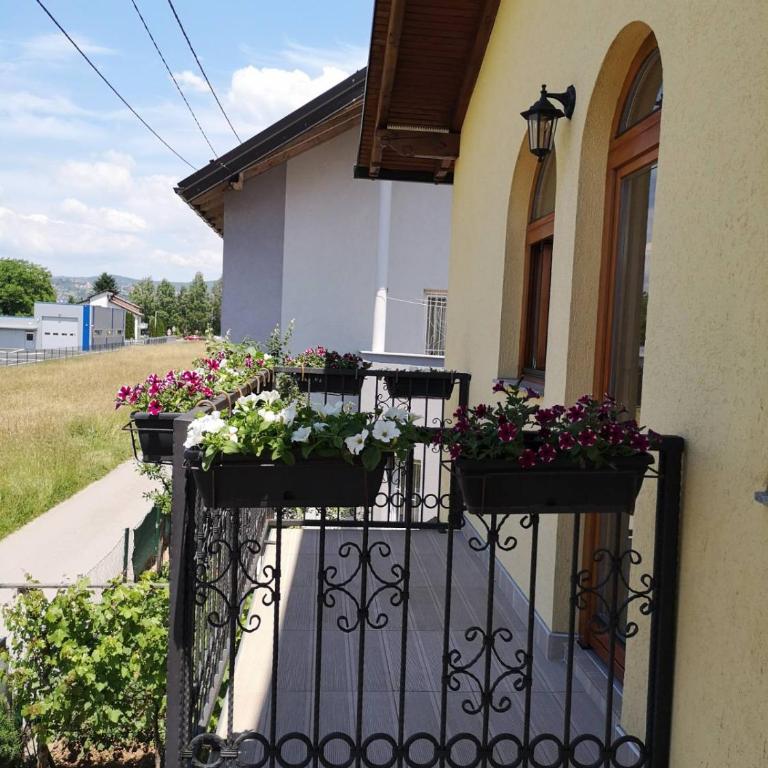Rooms Delux Sarajevo - Dvokrevetna Soba sa Bračnim Krevetom i Balkonom (2 Odrasle Osobe + 1 Dete) - 45