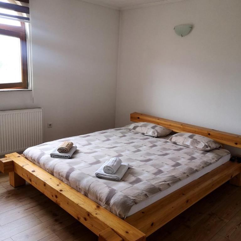 Rooms Delux Sarajevo - Dvokrevetna Soba sa Bračnim Krevetom i Balkonom (2 Odrasle Osobe + 1 Dete) - 28