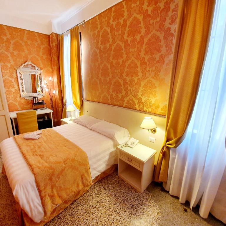 Hotel Corte dei Greci - Camera Matrimoniale con Vista Canale - 4
