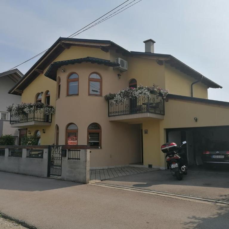 Rooms Delux Sarajevo - Dvokrevetna Soba sa Bračnim Krevetom i Balkonom (2 Odrasle Osobe + 1 Dete) - 32