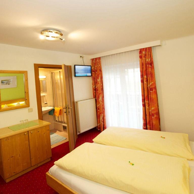 Pension Alpenrose - Doppelzimmer mit Dusche, WC und Balkon - 4