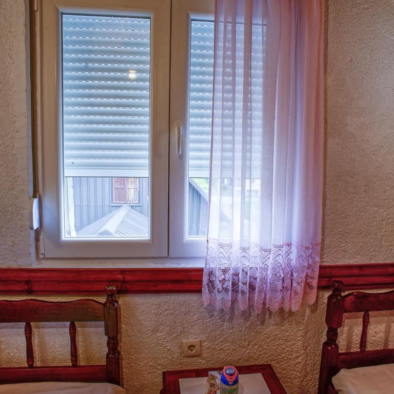 Lara Rooms - Standard Twin Room with Shared Bathroom - 9