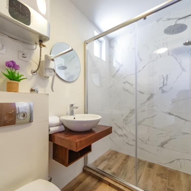 Mika's Seaview Apartments - One Bedroom Apartment - 31