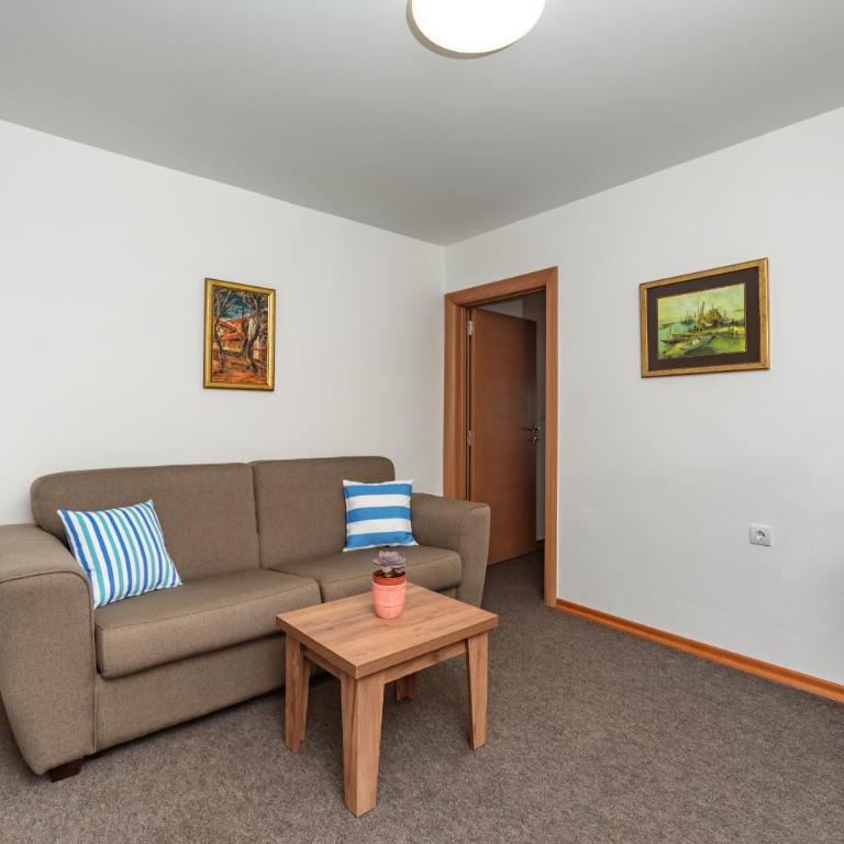 Mika's Seaview Apartments - One Bedroom Apartment - 20