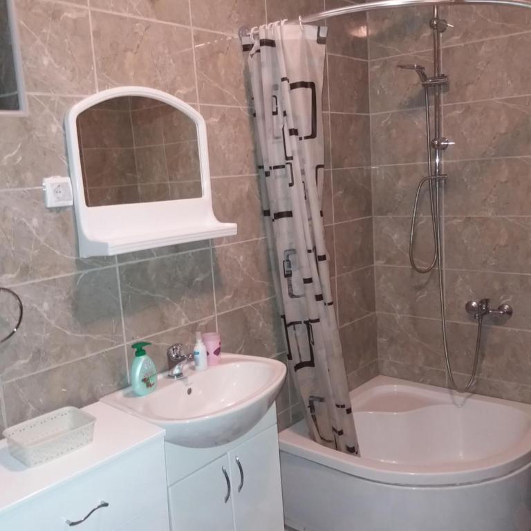 Apartments Beka - Doppelzimmer mit Gemeinschaftsbad - 7