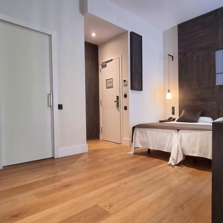 Hotel Sant Agustí - Family Room with scuare/street view - 4