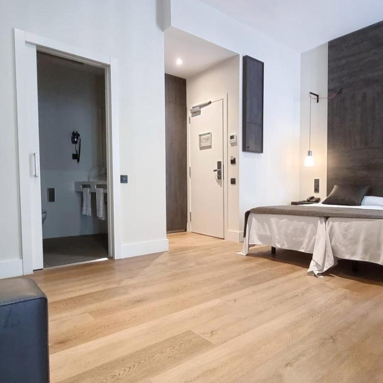 Hotel Sant Agustí - Family Room with scuare/street view - 3