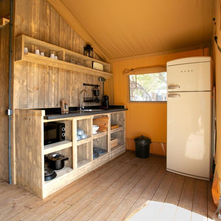 HolaCamp Sitges Garrofer - Tienda Safari Superior 5 - 8