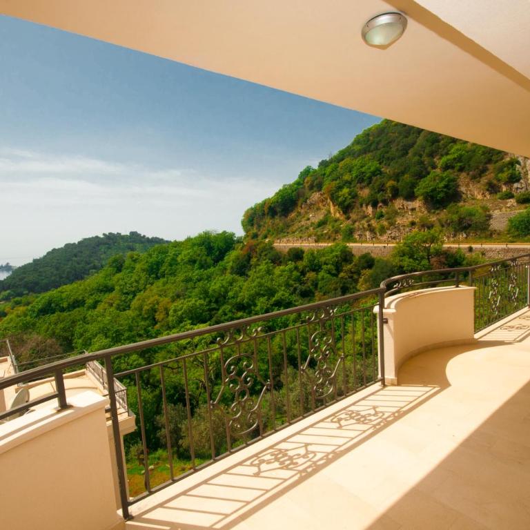 St.George Apartments - Two-Bedroom Apartment with Balcony and Sea View - 10