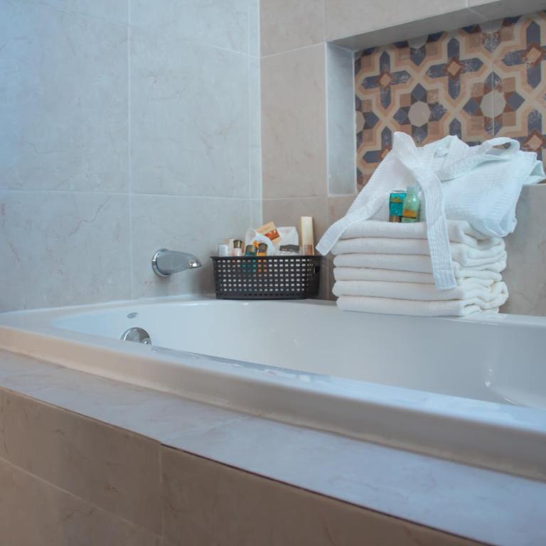 Hotel Las Monjas - Junior Suite with King Bed and Bathtub - 1