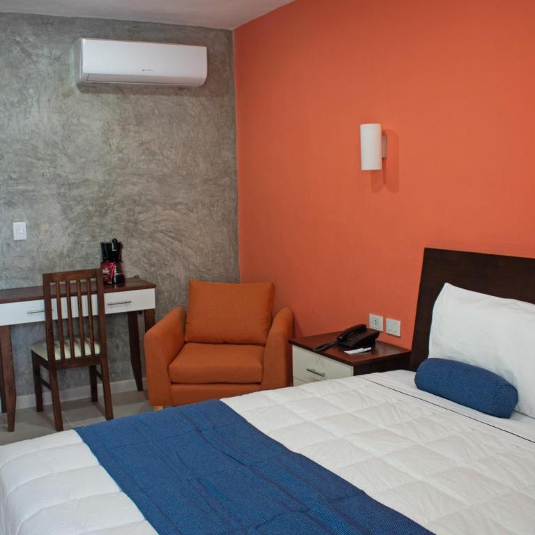 Hotel Las Monjas - Junior Suite with King Bed and Bathtub - 3