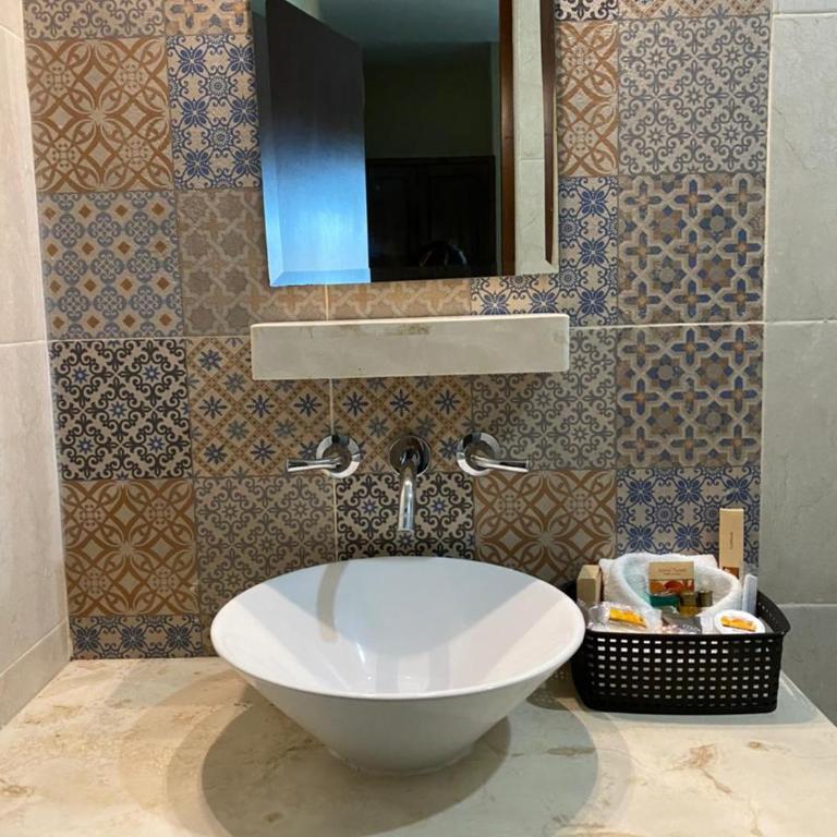 Hotel Las Monjas - King Suite with Exterior Jacuzzi - 6