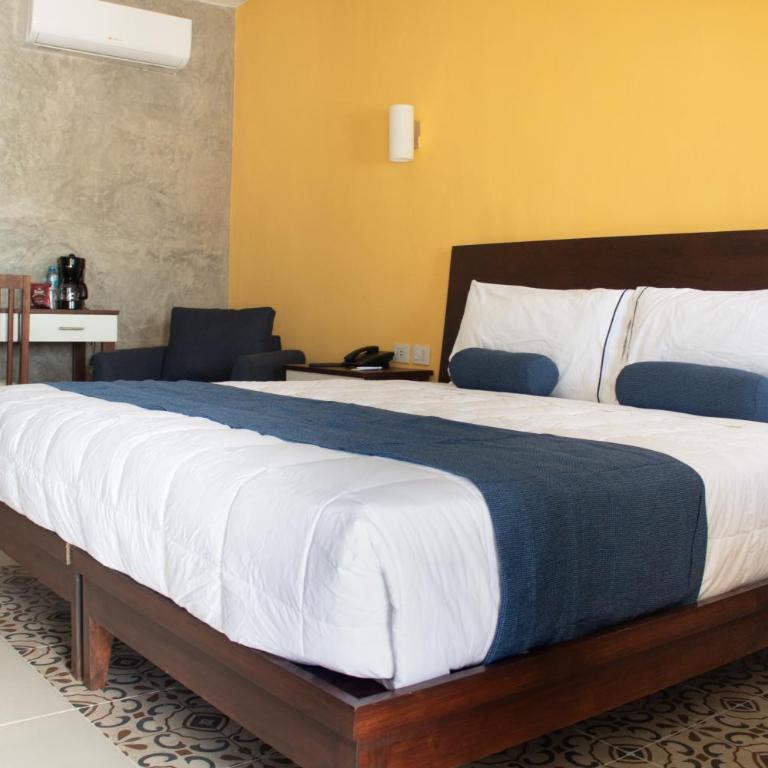 Hotel Las Monjas - Junior Suite with King Bed and Bathtub - 5