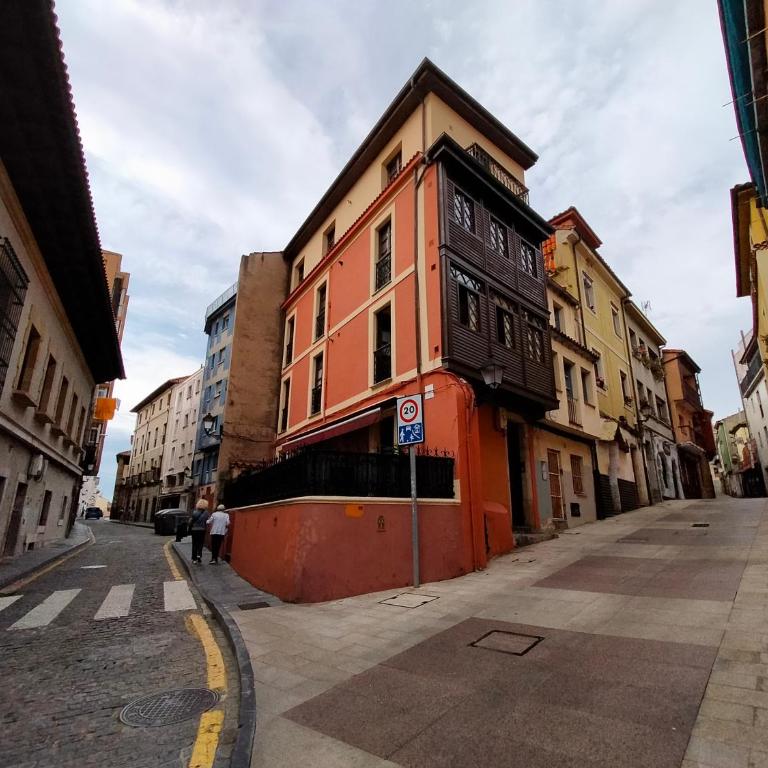 Arte y descanso. Apartamento ubicado al lado del Puerto deportivo, en pleno casco histórico-artístico de Cimadevilla y entre las dos principales playas de Gijón. - Three-Bedroom Apartment - 47