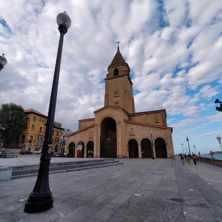 Arte y descanso. Apartamento ubicado al lado del Puerto deportivo, en pleno casco histórico-artístico de Cimadevilla y entre las dos principales playas de Gijón. - Three-Bedroom Apartment - 39