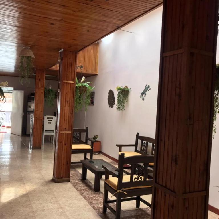 Hermosa Casa en el centro de Santa Rosa de Cabal, sobre vía principal a 3 cuadras de la Plaza - Casa de 4 dormitorios - 18