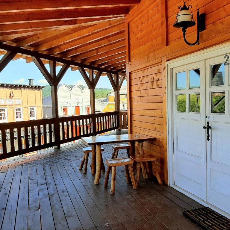 El Paso City, Zlatibor - Unique Wooden Cottages, Treehouse, Wild West Rooms, accommodation 1-6 people - Wild West Deluks Dvokrevetna Soba sa Bračnim Krevetom i Balkonom - 4