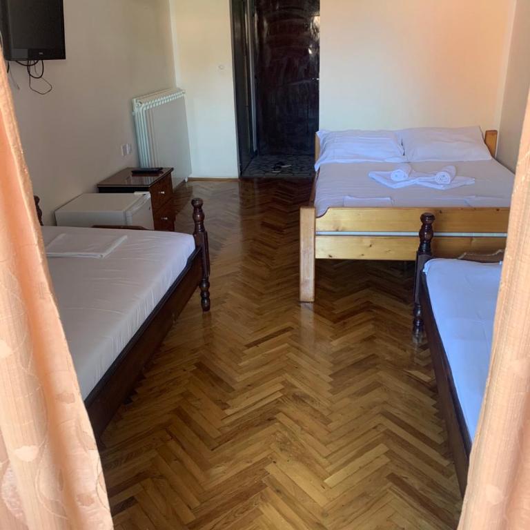 Guesthouse Vila Tamburic - Quadruple Room - 1