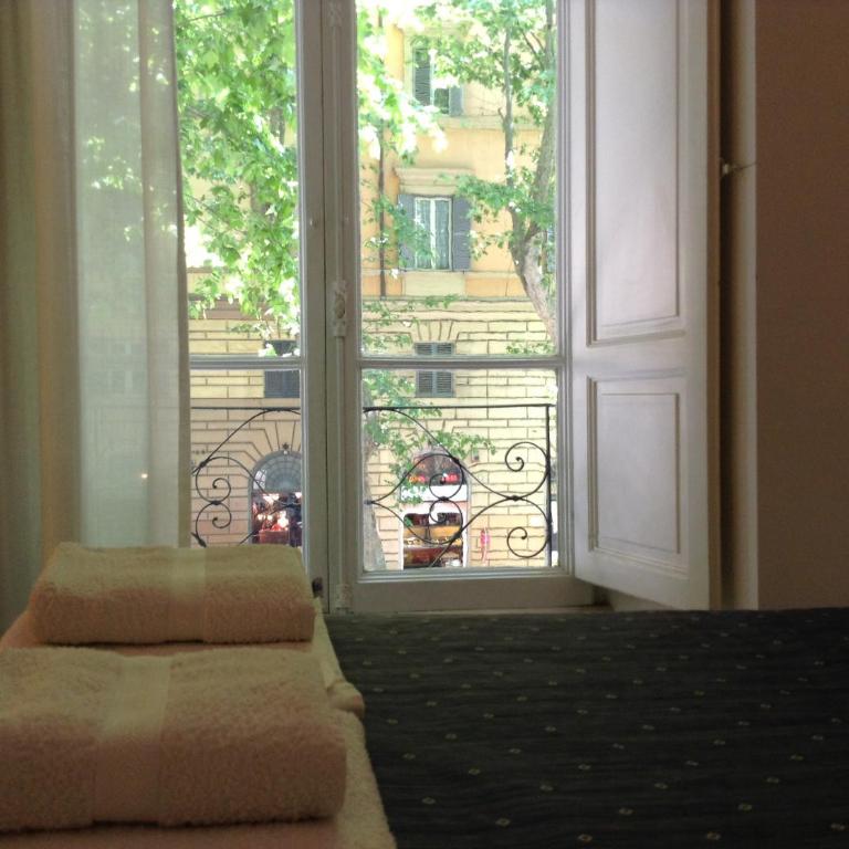 2 Be Home Colosseo - Double Room with Shared Bathroom - 13