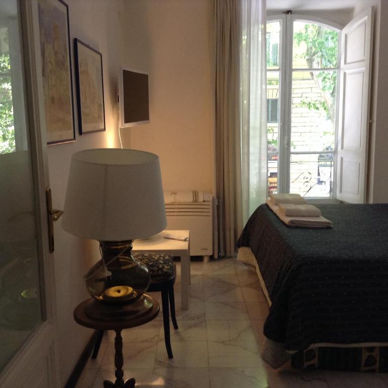 2 Be Home Colosseo - Double Room with Shared Bathroom - 15