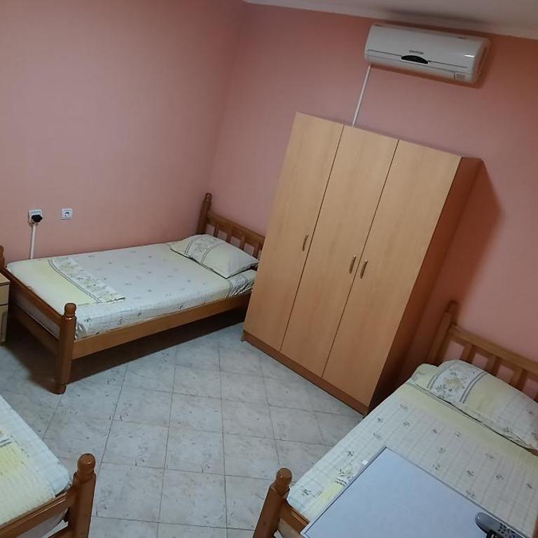 Apartmani "Ravić" - Trokrevetna Soba sa Zajedničkim Kupatilom - 2