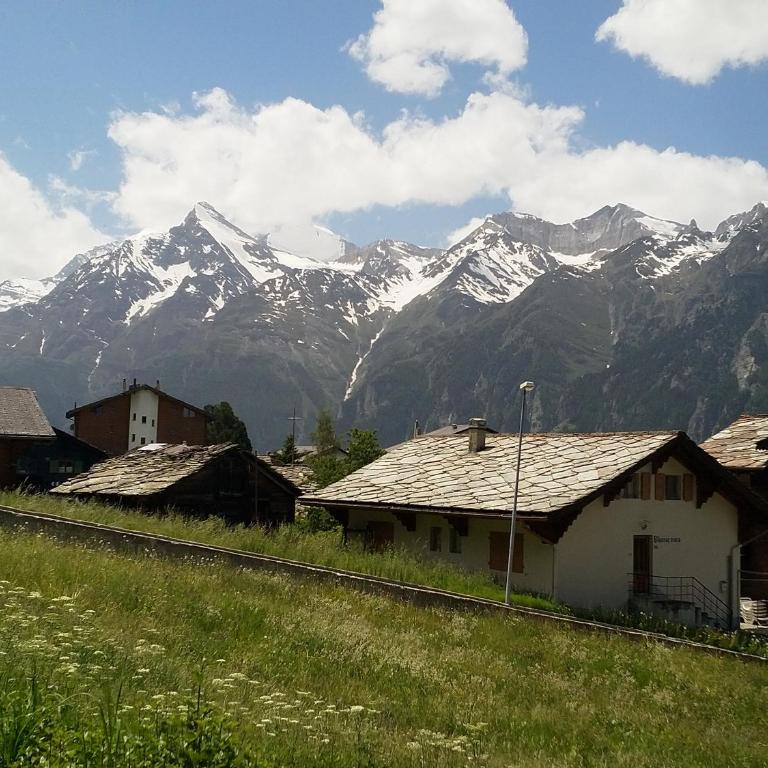 Schöne und Moderne Ferienwohnung - Two-Bedroom Apartment with Mountain View - 12