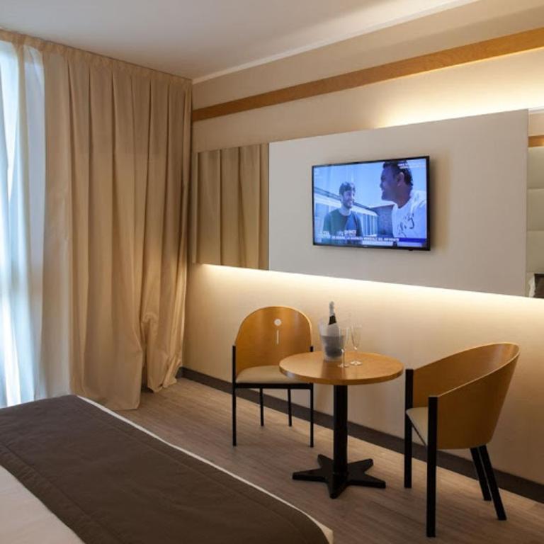 Park Hotel Ai Pini & Restaurant Ai Pini - Camera Familiare (2 Adulti + 3 Bambini) - 6