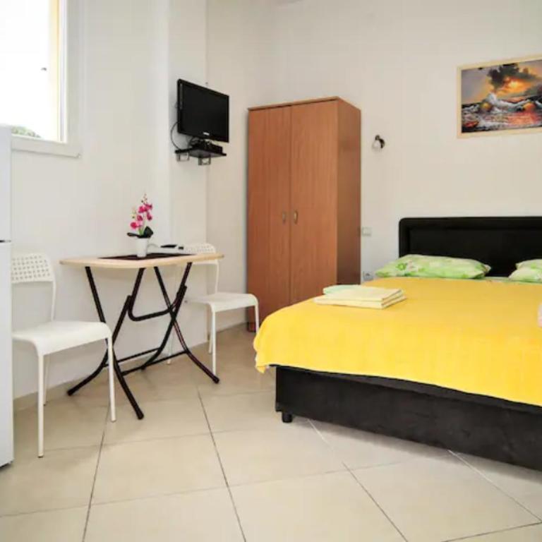Busola Apartments - Studio - 18