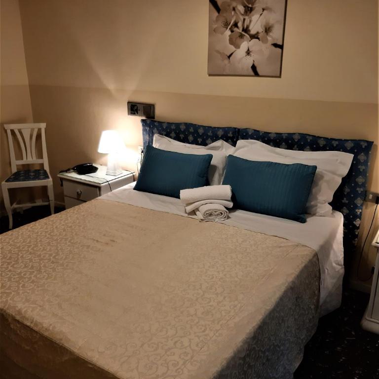 Hotel Victoria - Double Room - 9