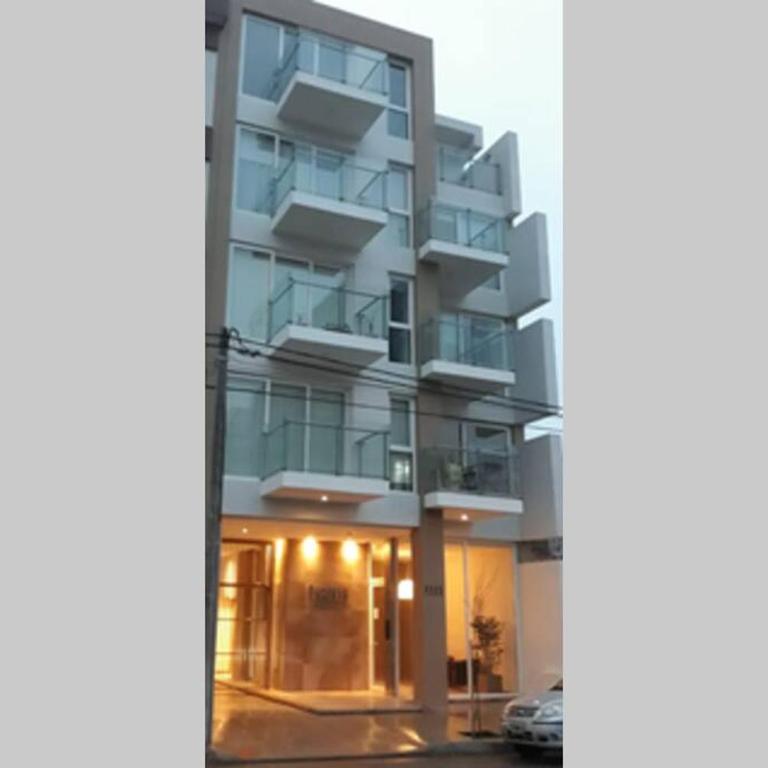 DEPTO 2 AMB MODERNO Y AMPLIO con COCHERA y PARRILLA - Apartamento de 1 dormitorio - 1