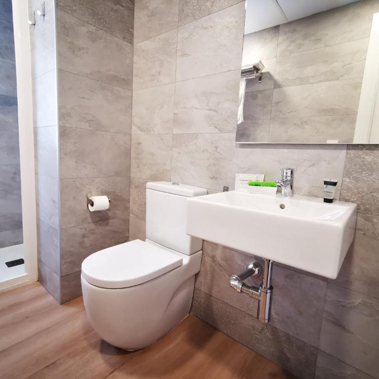 IMEDA REYES CATÓLICOS - Two-Bedroom Apartment - 9